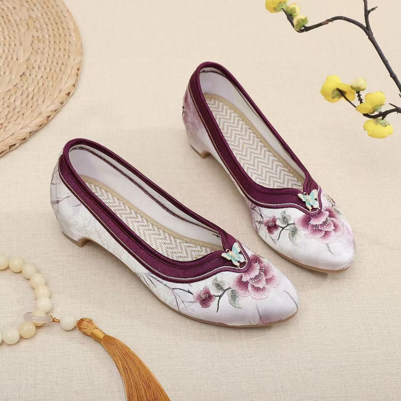 Embroidery Shoes - Woman Low Heel Embroidered Cheongsam Shoes