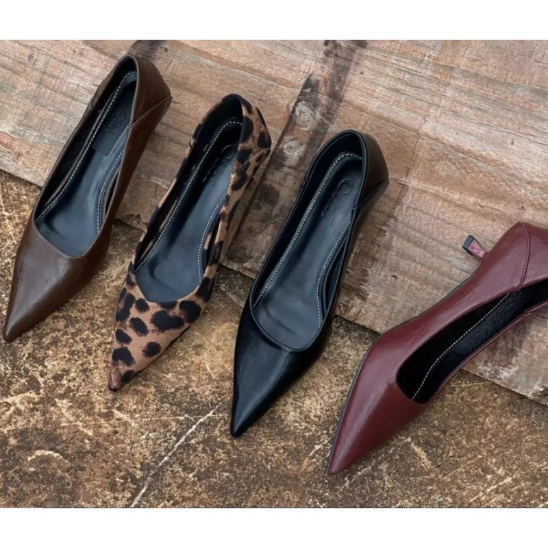 2024 Women Sexy High Heels Bur - Embroidery Flat Shoes 评论和价格
