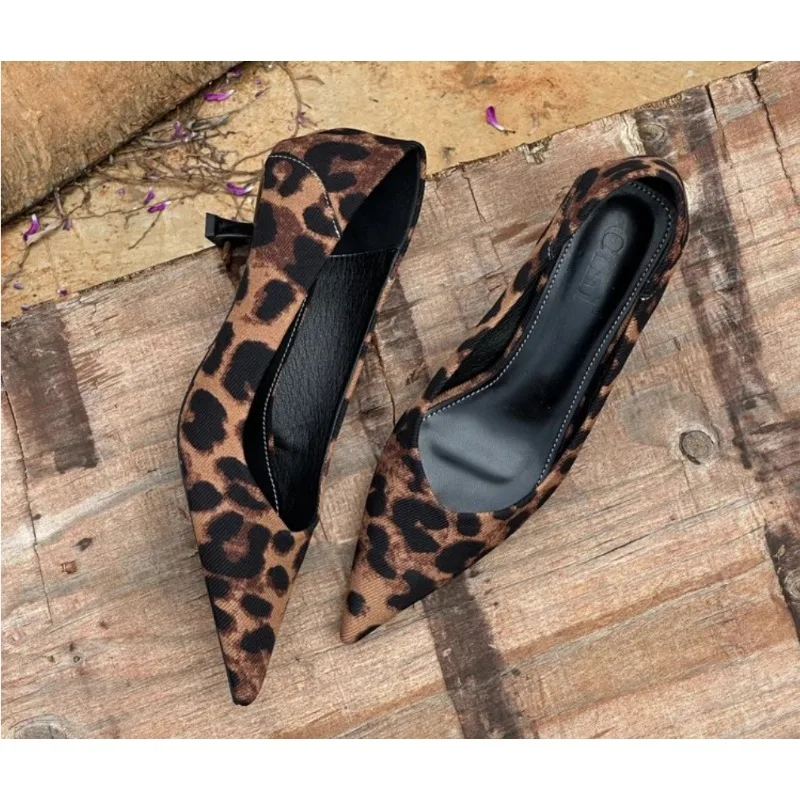2024 Women Sexy High Heels Bur - Embroidery Flat Shoes 评论和价格