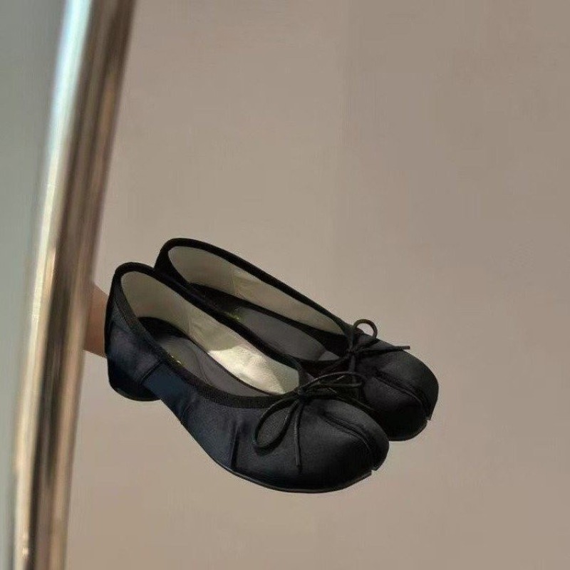 Sweet Bow Women's Spring 2026  - Embroidery Flat Shoes 评论和价格
