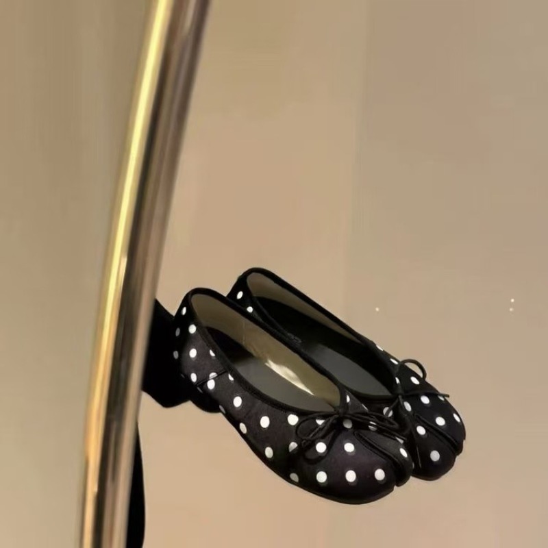 Sweet Bow Women's Spring 2026  - Embroidery Flat Shoes 评论和价格