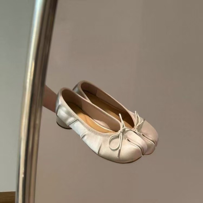 Sweet Bow Women's Spring 2026  - Embroidery Flat Shoes 评论和价格