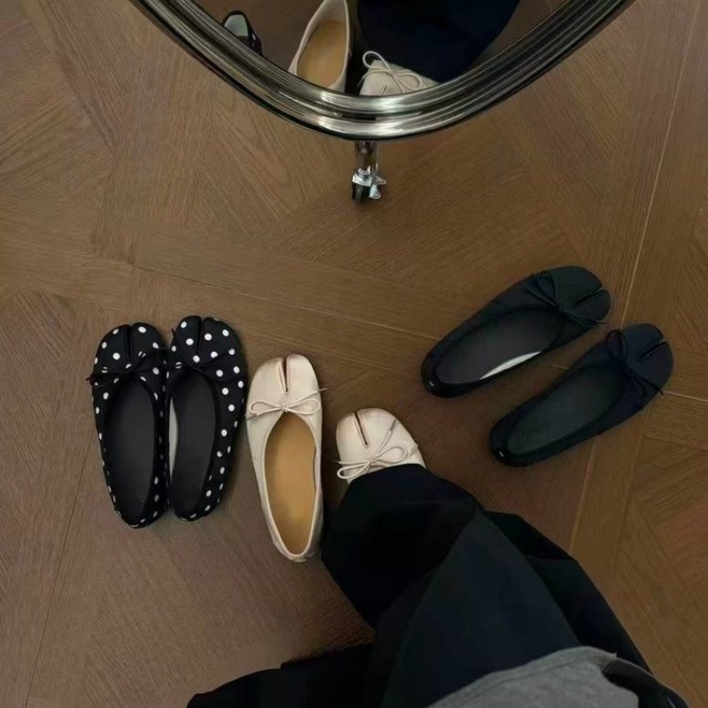 Sweet Bow Women's Spring 2026  - Embroidery Flat Shoes 评论和价格