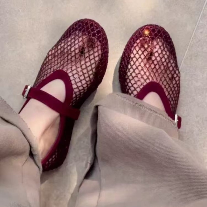 Hollow Rhinestone Baotou Sanda - Embroidery Flat Shoes 评论和价格